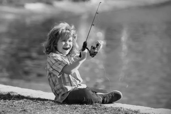 Portrét Vzrušeného Chlapce Rybařícího Nadšený Chlapec Sedí Jezera Rybaří — Stock fotografie