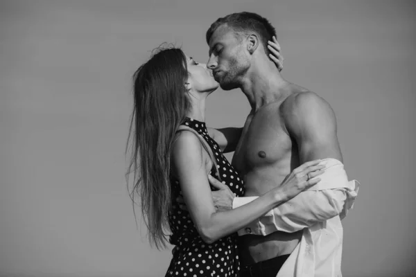 Egy Pár Csókolózik Odakint Romantikus Szerelem Koncepció Szép Boldog Pár — Stock Fotó