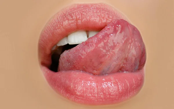 美口表現コンセプト 閉じますアップの女性の顔とともに赤口紅なめる彼女の唇とともに官能的な舌 — ストック写真