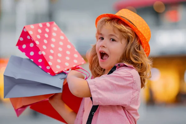 Izgalmas Kis Vevő Vicces Divatgyerek Modell Csodálatos Izgatott Boldog Gyermek — Stock Fotó