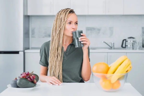 Νεαρή Γυναίκα Πίνει Πράσινο Smoothie Στην Κουζίνα Φρούτα Και Λαχανικά — Φωτογραφία Αρχείου