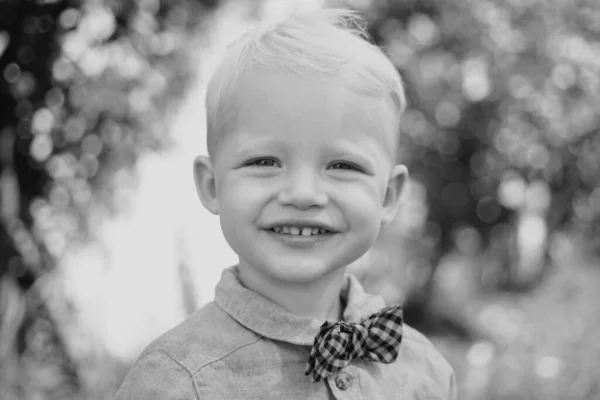 Frühlingskinder Lächeln Porträt Nahaufnahme Des Niedlichen Lächelnden Frühlingskindes Kid Emotions — Stockfoto
