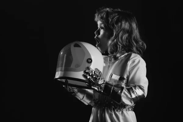 被打造成一个戴着太空头盔和金属宇航服的宇航员的兴奋男孩 — 图库照片