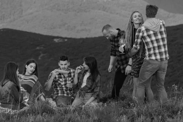 山の上で一緒に自然ハイキングやキャンプでアウトドアライフスタイルの活動を楽しむ人々のグループ — ストック写真