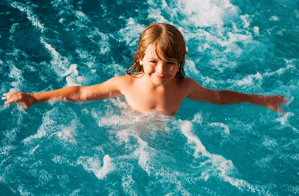 Bambino Che Nuota Vacanze Estive Bambini Piscina — Foto Stock