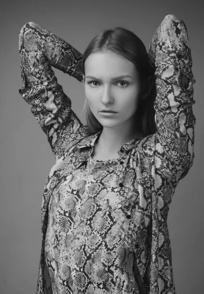 Sensuellt Porträtt Elegant Ung Kvinna Moderiktig Klänning Studio Vacker Tjejmodell — Stockfoto