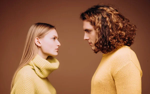 Side View Curly Man Blonde Woman Facing Each Other Eyes — Stock Photo, Image