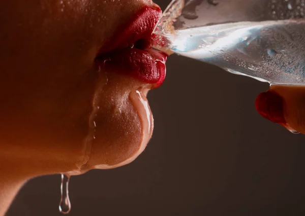 女性は水カクテルを飲む 濡れたセクシーな唇を閉じてください 若いです女の子飲む赤いリップカクテルクローズ — ストック写真
