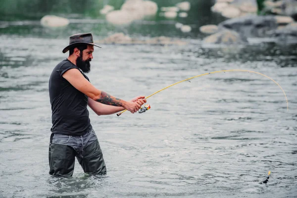 Рибалка Спіймала Рибу Людина Риболовля Річці — стокове фото