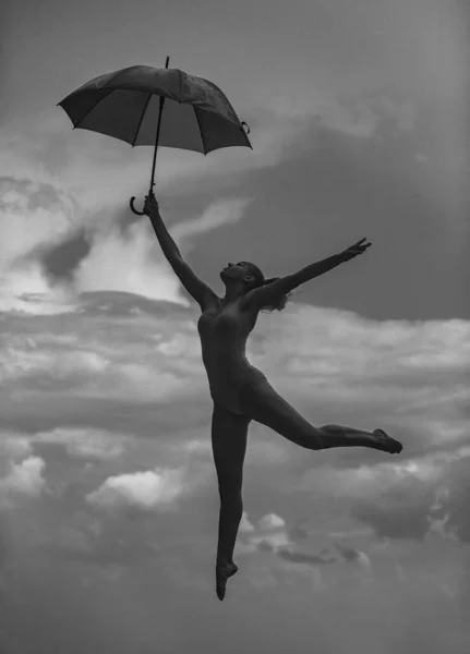 アートバレエ 傘のストレッチと若いフィット女性 運動をするスポーティ若い女の子 健康的な生活 — ストック写真