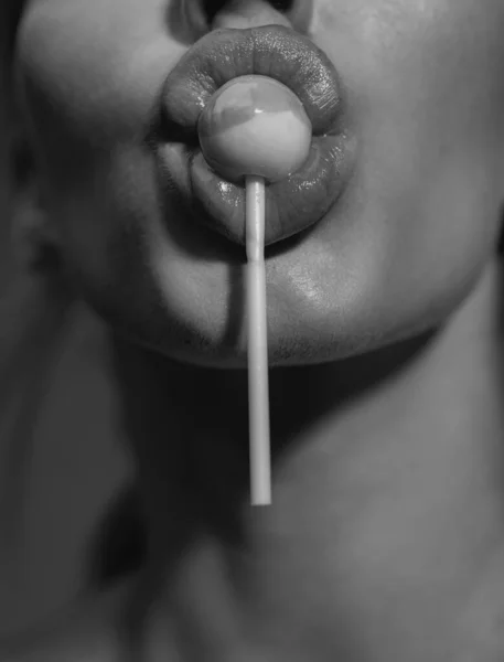 棒棒糖在女人嘴里女孩舔棒棒糖 靠近点 口舔吸吐痰 — 图库照片