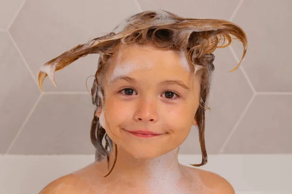 有趣的孩子的脸 孩子们洗发水有趣的孩子在泡沫浴池里洗澡 — 图库照片