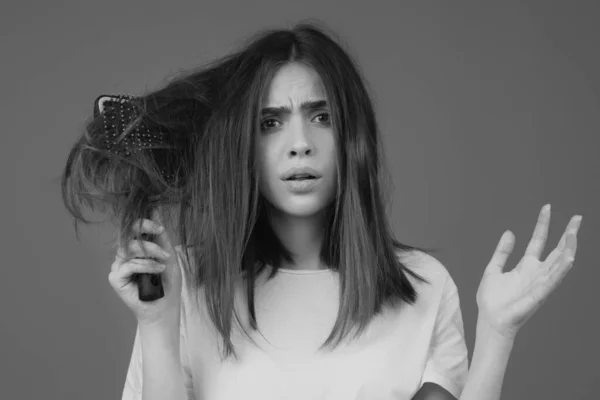 Saçını Taramış Saçları Sorunlu Bir Kadın Saç Dökülmesi Stresli Kadın — Stok fotoğraf