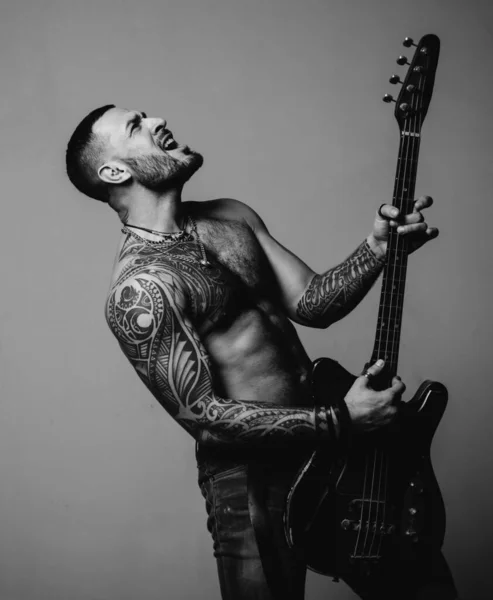Jovem Expressivo Tocando Rock Roll Guitarra Elétrica Homem Sexy Animado — Fotografia de Stock