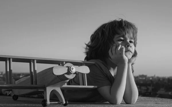 Dzieci Bawią Się Drewnianym Samolotem Świeżym Powietrzu Portret Dzieci Wieku — Zdjęcie stockowe