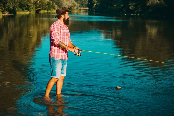 渔夫在河里钓鱼 夏天的一天 带着钓竿的松懈渔民 — 图库照片