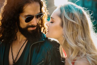 Sarılıp kucaklaşan genç aşıklar. Sevgi ve şefkat dolu bir çift.