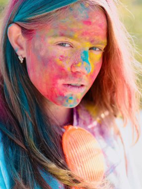 Çılgın hippi kız. Yaz havası. Yaratıcı vücut sanatı olan bir çocuk. Moda gençlik partisi. İyimser. Bahar titreşimleri. Renkli neon boya makyajı. Olumlu ve neşeli. Yüzü renkli bir kız..