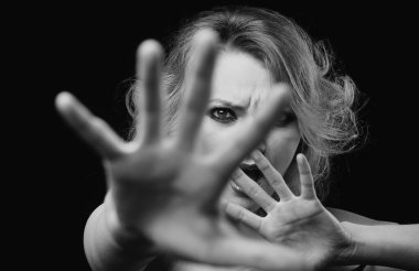 Elini bırak. Duygusal sinirli kadın, üzgün kız. Çığlık, nefret, öfke. Düşünceli kadın öfkeli, kızgın ve stresli.