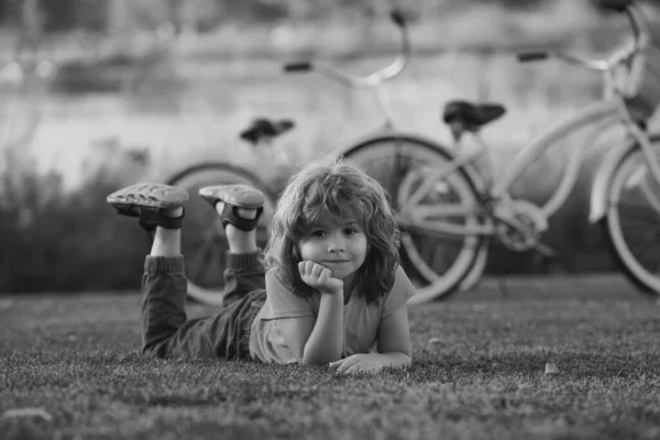 Glücklich Lächelnder Junge Entspannt Sich Auf Dem Rasen Netter Junge — Stockfoto