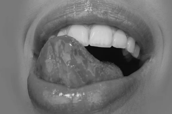 肉麻的舔笑着嘴 快乐的笑着 享受着嘴上的图标 快乐的笑着 人类情感的概念 快乐的女人嘴唇 — 图库照片