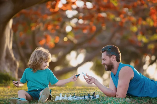 Famiglia Felice All Aperto Padre Figlio Giocano Scacchi Nel Giardino — Foto Stock