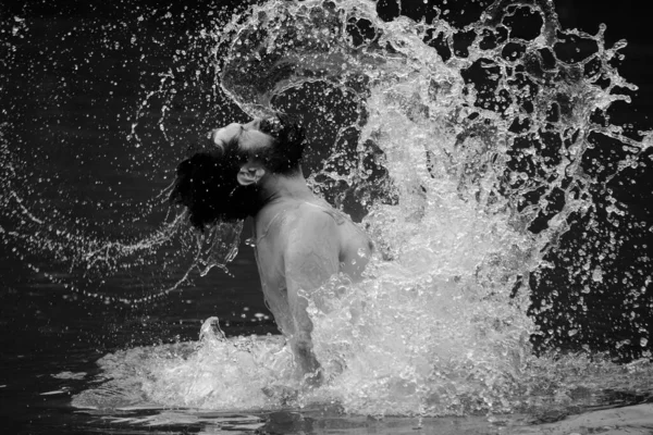 Mann Spritzt Wasser Haar Sorglosigkeit Und Positives Denken — Stockfoto