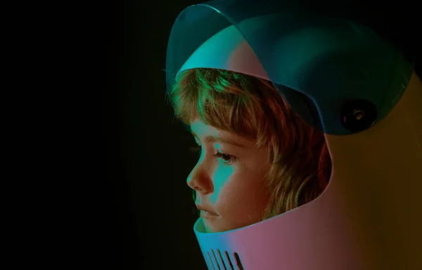 Закрыть Детский Портрет Черном Приключенческом Воображении Мальчик Играет Астронавта Космическом — стоковое фото