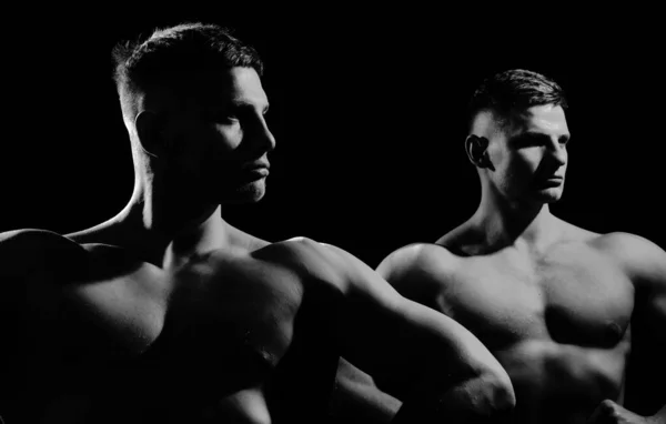 Fitness Models Und Junge Bodybuilder Brustpositionen Macht Und Gesundheitskonzept Schwarzer — Stockfoto