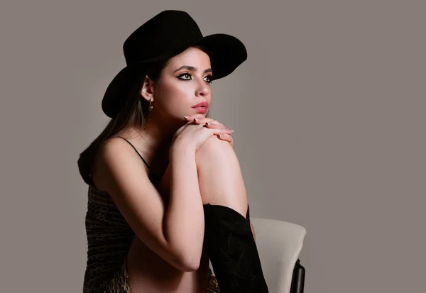 Modelo Moda Sombrero Hermosa Chica Elegante Vestido Moda Posando Aislado —  Fotos de Stock
