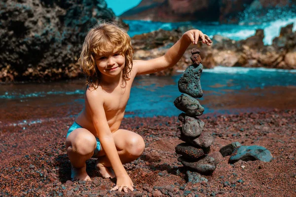 海のビーチ 調和の禅の石 落ち着いたバランスのコンセプト — ストック写真