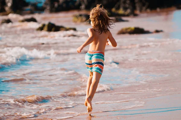 Vista Trasera Del Niño Saltando Corriendo Playa Del Mar — Foto de Stock
