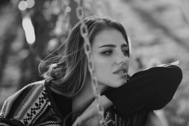 Rahatlamış, genç bir kadın dışarıda dinleniyor, sakin bayan rüyası temiz hava soluyor. Şapkalı genç sarışın kız dinleniyor dinlenme odasında.