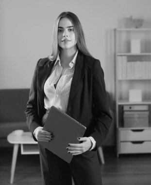 Ofiste çok fazla işi olan genç ve güzel bir iş kadınının portresi. Sekreter kız
