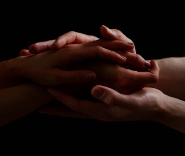 Kurtuluş kavramı. Kurtaran iki kişinin elleri, yardım edin. Yardım eli, destek. Siyaha izole bir kol, hayır işi. Sadık ve empati. Çift ilişkisi