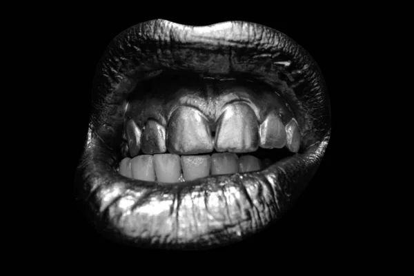 Αισθησιακή Χρυσή Γυναίκα Χείλη Επιθετικό Θυμωμένο Στόμα Γυναικεία Χρυσά Χείλη — Φωτογραφία Αρχείου