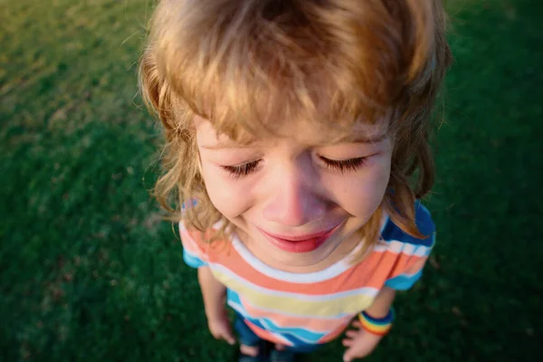 Los Niños Enfrentan Lágrimas Llorosas Niño Trastornado Violencia Familia Sobre —  Fotos de Stock