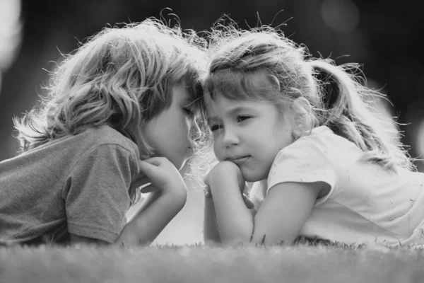 Kleine Verliebte Jungen Und Mädchen Fröhliche Kinder Die Draußen Park — Stockfoto