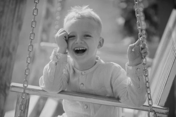 Ребенок Качается Заднем Дворе Парень Играет Открытом Воздухе Счастливый Симпатичный — стоковое фото