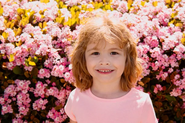 Πορτρέτο Του Χαρούμενου Παιδιού Ανθισμένο Φόντο Άνοιξη Πάρκο Γλυκό Χαρούμενο — Φωτογραφία Αρχείου