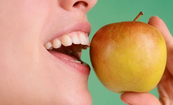 美しい若い女性がリンゴを食べている 健康的な白い歯はリンゴで閉じます — ストック写真