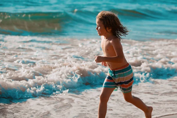 Bambino Che Corre Attraverso Acqua Vicino Alla Riva Lungo Spiaggia — Foto Stock