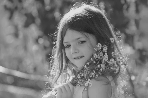 可爱的小女孩在盛开的夏季花园采花 春天的孩子脸夏天的时候 快乐的小孩在草地上开着花 在后院的草地上 可爱的小孩 — 图库照片
