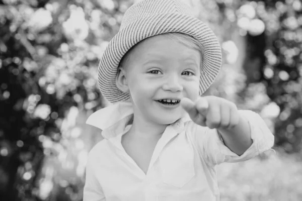 Portrait Cute Boy Smiling Outdoors Closeup Headshot Portrait Smiling Little — Stock Photo, Image