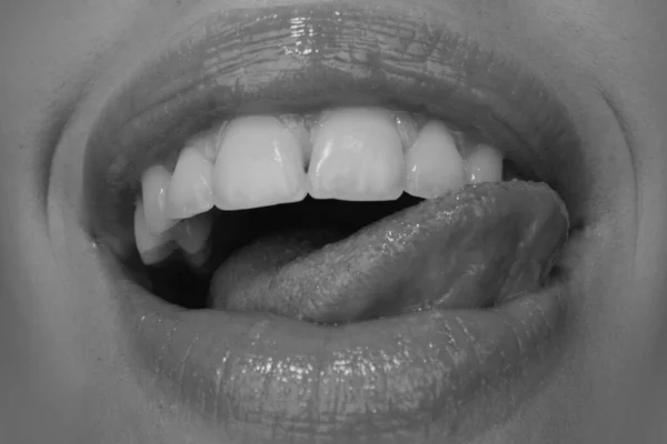Σέξι Χείλη Που Γλείφουν Ανοιχτό Στόμα Κόκκινα Γυναικεία Χείλη Και — Φωτογραφία Αρχείου