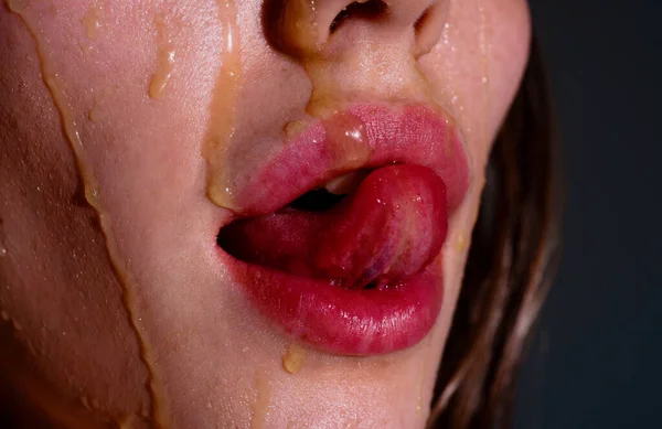 Nahaufnahme Des Weiblichen Mundes Mit Honig Nahaufnahme Perfekte Natürliche Lippe — Stockfoto