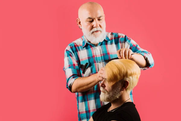 理发店的男人正在理发 现代客户在专业美发厅 客户的专业理发师发型 — 图库照片