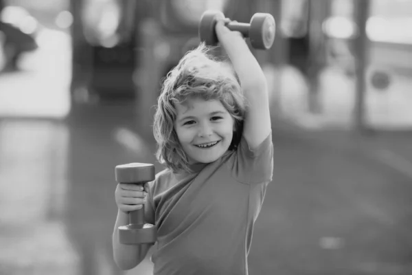 Çocuklar Dışarıda Oyun Alanında Spor Yapıyor Çocuk Antrenmanı Çocuk Sporu — Stok fotoğraf