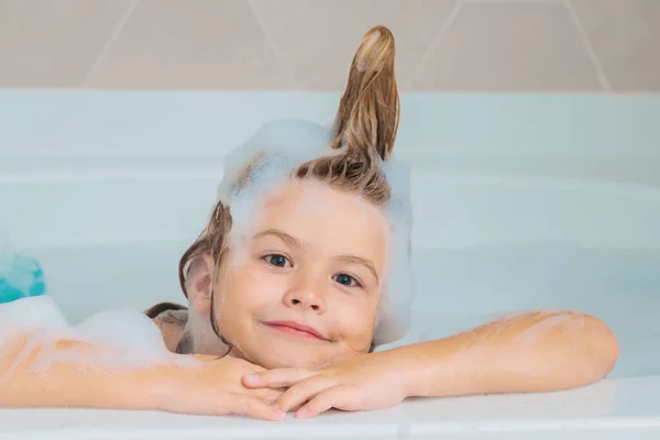 목욕이요 해피재밌는 욕조에서 목욕하고 샤워하는아이 아이들은 화장실에서 거품으로 얼굴을 맞대요 — 스톡 사진