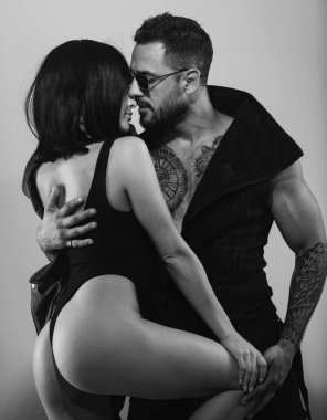 Gömleksiz, kaslı bir adam ve seksi bir kadın. Şehvetli çift kucaklaşması. Seni seviyorum. Aşık çift. Romantik öpüşme ve aşk. Baskın erkek şehvetli kadına sarılıyor. Tutku ve şehvet.